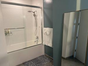 Luxe Corner Penthouse 1BR Condo on Sunset