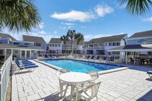 Updated Townhome wpool, Walk to the beach(3-5min)