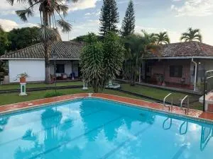 Hermosa y tranquila finca con piscina - Buga