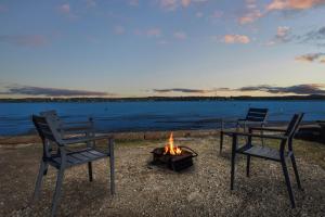 Lake Palm Resort Luxury Retreat absolute Waterfront on 3 acres at Lake Macquarie.