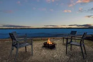 Lake Palm Resort Luxury Retreat absolute Waterfront on 3 acres at Lake Macquarie. - Eraring