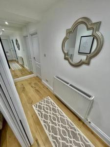 Newley Refurbished 2-Bed Only Minutes from Londons Attractions