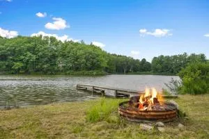 LAKEFRONT PARADISE 4 bedroom Home w direct lake access, Pets OK - Interlochen