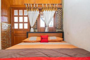 RedDoorz Syariah At Wisma Djokorio Poncokusumo