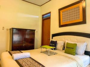 Urbanview Sasono Putro Condoongcatur by RedDoorz