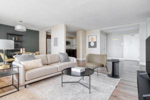 Crystal City 2BR w Gym Concierge nr Metro WDC-446