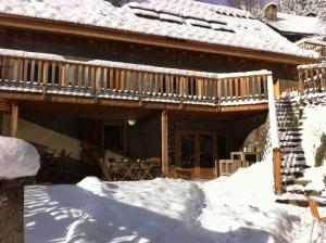 Appartements Apartment Cascade 3 minutes from Alpe d Huez Grand Domaine via Oz en Oisans : Appartement avec Terrasse