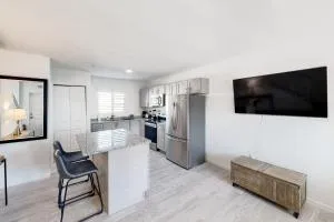 Green Pineapple - Big Pine Key