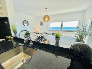 Sublimar - Beachfront - TV Terrace - Nightlife