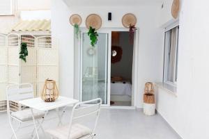 Boho Studio with Patio in Centre and Close to Beach