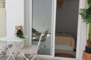 Boho Studio with Patio in Centre and Close to Beach