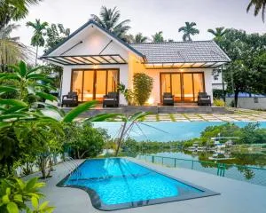 La Riva Lakeside Private Pool Villa Kochi by VOYE HOMES - Parūr