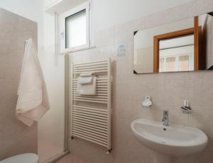 Triple Room with Balcony room in Hotel Petrarca