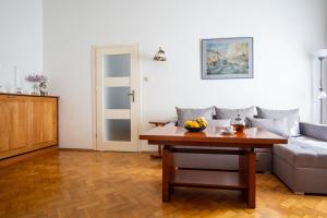 Plac Zbawiciela Spacious Apartments - Top Location, Metro 200m, 53m2 - by Rentujemy