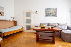 Plac Zbawiciela Spacious Apartments - Top Location, Metro 200m, 53m2 - by Rentujemy
