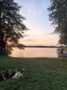 Okuninka Domek nad brzegiem jeziora Białe