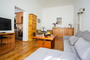 Plac Zbawiciela Spacious Apartments - Top Location, Metro 200m, 53m2 - by Rentujemy