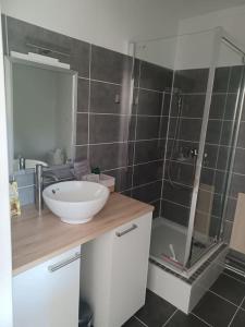 LEscale, À proximité immédiate de la gare