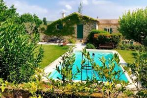 Villas Beautiful und spacious country house with pool : photos des chambres