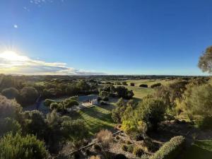 Peninsula View House by Ready Set Stay