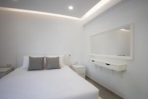 Phaedrus Living: Luxury Mackenzie Flat