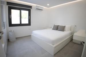 Phaedrus Living: Luxury Mackenzie Flat