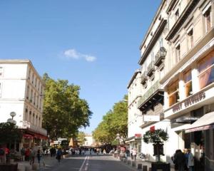 AVIGNON HYPER CENTRE CLIM 5 CHBRES 10PERS 200m PALAIS DES PAPES