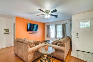 Lake Jackson Home with Yard, 14 Mi to Beaches!