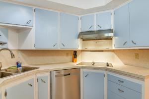 Lake Jackson Home with Yard, 14 Mi to Beaches!