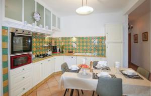 Maisons de vacances Awesome Home In Eyguians With Wifi And 2 Bedrooms : photos des chambres