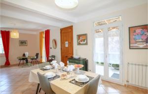 Maisons de vacances Awesome Home In Eyguians With Wifi And 2 Bedrooms : photos des chambres