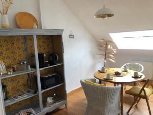 B&B / Chambres d'hotes Grande Chambre Familiale JAUNE Tout Bonnement Bien : photos des chambres