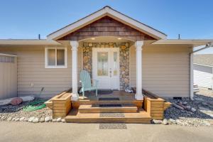 Stunning Home in Coupeville with Deck and Beach Access