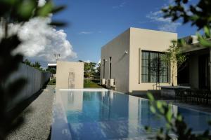 holiday fever x the pool