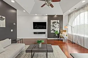 The Penthouse, Lux stay near Downtown, UofC & Lake - Grant Village