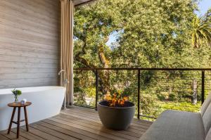 Premium King Room with Bath Tub and Balcony - Streamside room in Alila Napa Valley