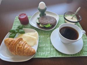 Big room with balcony in a shared apartment in the center of Kerava