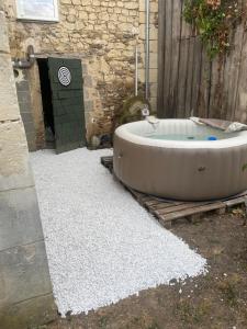 Maisons de vacances CHARMANTE MAISON DE CAMPAGNE DU 17eme siecle a Lilette avec Jacuzzi : photos des chambres