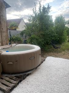 Maisons de vacances CHARMANTE MAISON DE CAMPAGNE DU 17eme siecle a Lilette avec Jacuzzi : photos des chambres