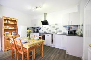 Woodside Ash hot tub & pool (sleeps 4-6) - 4hvězdičkové hotely ve městě Bideford