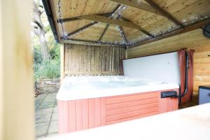 Woodside Ash hot tub & pool (sleeps 4-6)