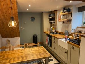 Weavers Cottage, Tideswell, sleeps 6, dog friendly