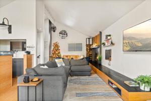 Modern Treetop Cabin by Lake Arrowhead Village