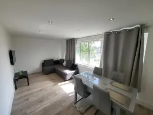 Bright Modern 3 Bedroom Apartment - Morden