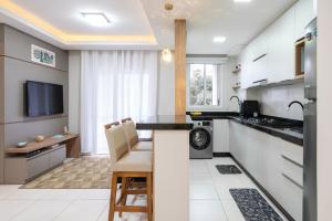 Apto a 150m DA PRAIA e 15min BETO CARREIRO com WI-FI, PISCINA, PORTARIA 24h, PLAYGROUND INFANTIL, QUADRA DE ESPORTES sacada com CHURRASQUEIRA e vaga de GARAGEM