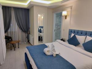 Deluxe Double Room with Side Sea View room in Galata Istanbul Hotel