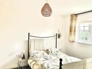 Chessington Home Stay , 3 Bed 6 Guests Free Parking Near M25 JCT9, Chessington world of Adv Resort, Kingston, Epsom, Great for Families & Groups - Claygate