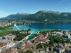 Studio moderne, place parking privé, emplacement idéal à 100 m du lac.