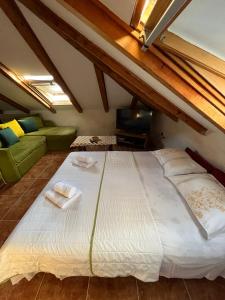 The Cozy Attic Stay