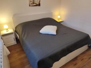 Apartments with parking space Pula - 10429